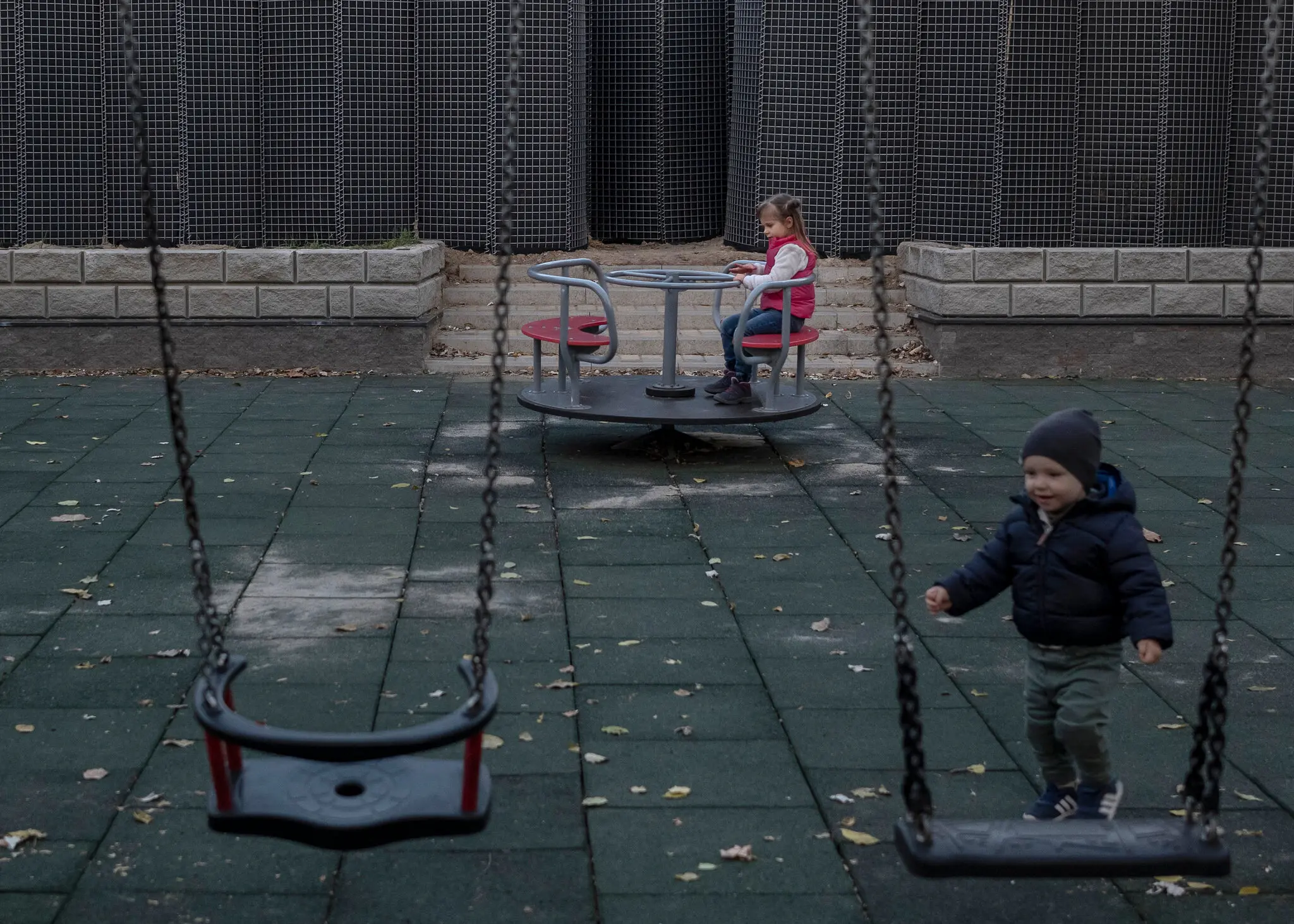 У Херсоні дитячі майданчики оточують захисними барикадами на випадок, якщо поблизу впаде ракета, снаряд чи бомба